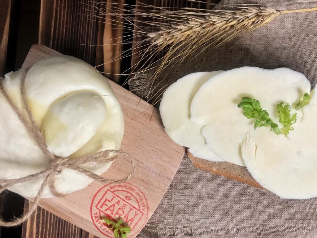 Suluguni sir (pakovanje ~ 0,300 kg, cena po kg 1100 rubalja)