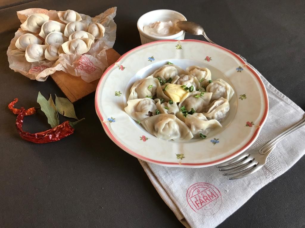 Domaći pelmeni sa ćuretinom (pakovanje ~ 0,5 kg, u pakovanju 40-42 kom, cena po kg 890 rubalja)