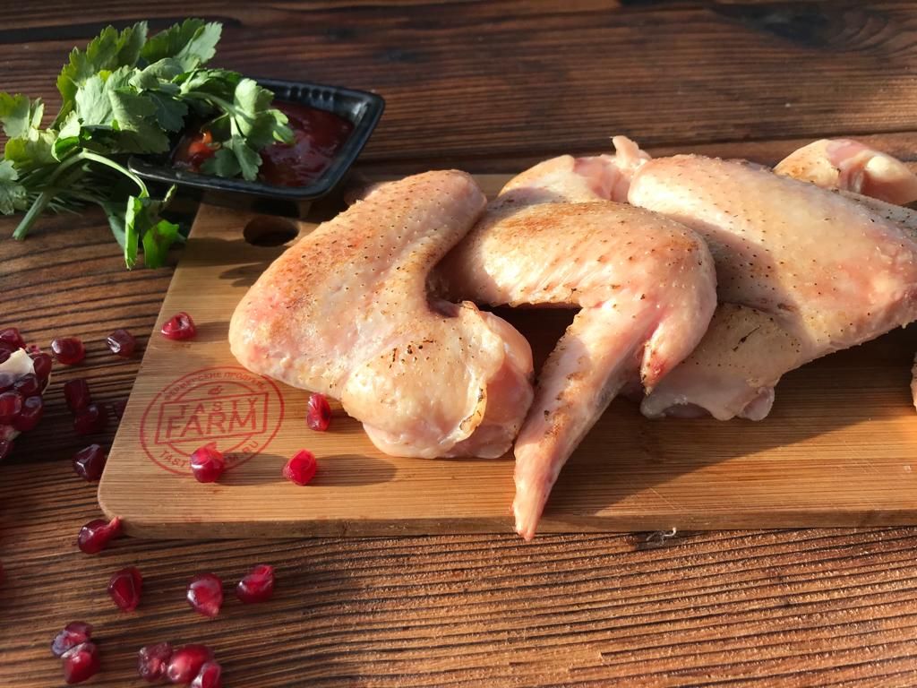 Pileća krila od brojlera (pakovanje 1 kg, cena po kg 595 rubalja)