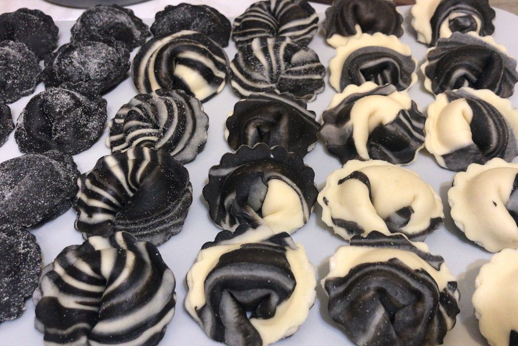 Crni ravioli sa dimljenom pastrmkom i rikotom (pakovanje 0,5 kg, cena po kg 1400 rubalja)