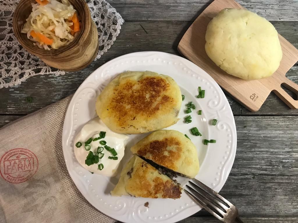 Zrazi od krompira sa nadevom od pečuraka (pakovanje 1 kg, cena 780 rub.)